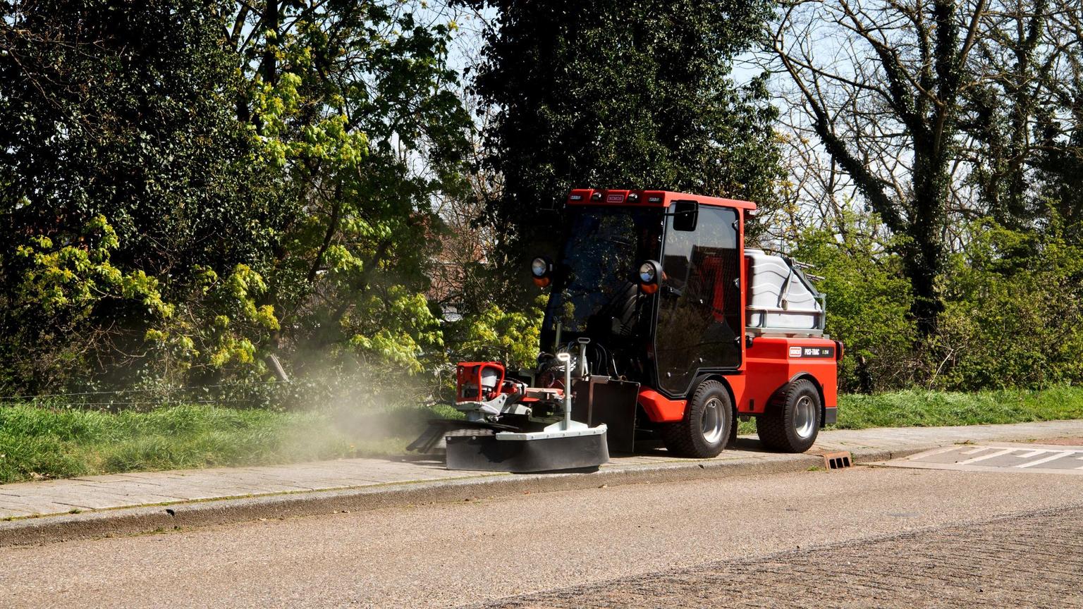 NIMOS ontwerpt en bouwt machines voor reiniging, onkruid borstelen, groenbeheer en onderhoud